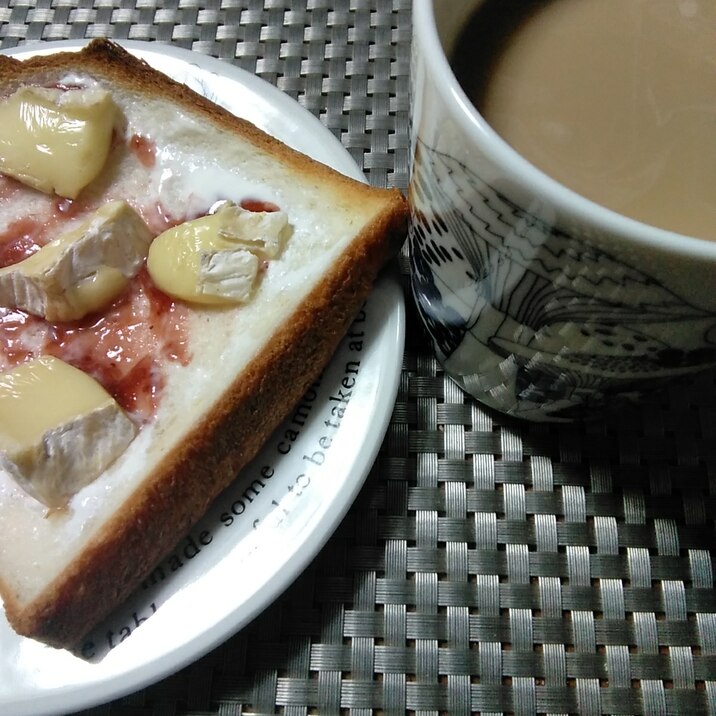 苺のチーズケーキをイメージしたチーズトースト